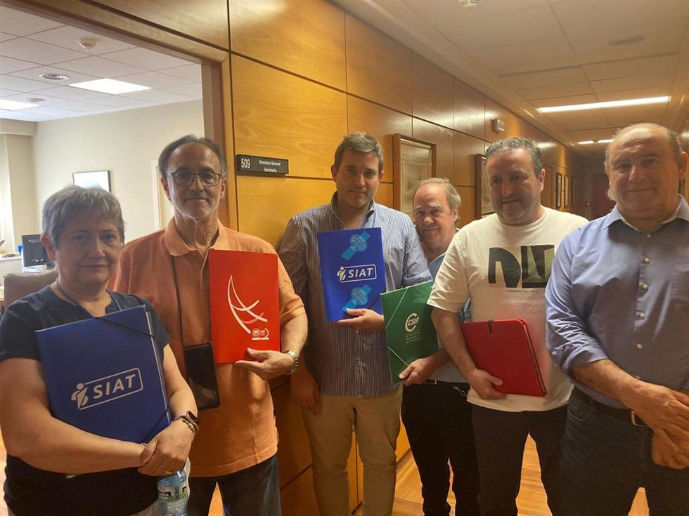 Delegados sindicales de UGT, SIAT, CSIF, CCOO y CIG en la Dirección General de la Agencia Tributaria este miércoles.