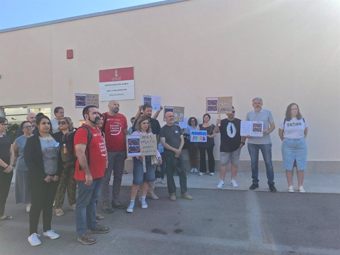 Familias del centro de Educación Especial (CEE) La Encarnación de Torrent (Valencia) se ha concentrado a las puertas de colegio para protestar por "las incidencias con el transporte escolar de la empresa Monbus.