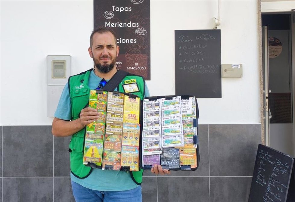 El vendedor David Rubio, quien ha repartido tres cupones agraciados con 35.000 euros en Vícar.