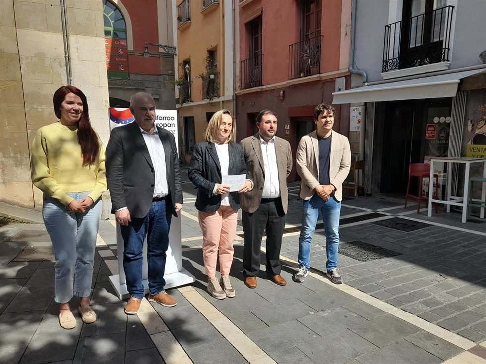 La candidata de Geroa Bai al Parlamento Europeo, Amaia Arrizabalaga, durante el acto electoral celebrado junto al Mercado del casco viejo