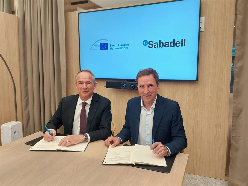 El director general de Operaciones para la UE del BEI, Jean-Christophe Laloux, y el director general y director de Banca de Empresas, Red y Banca Privada de Banco Sabadell, Carlos Ventura.