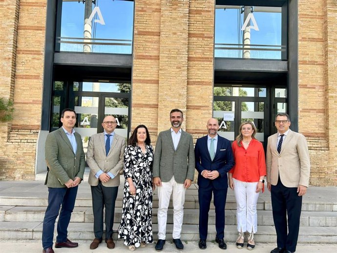 El consejero de Agricultura, Pesca, Agua y Desarrollo Rural, Ramón Fernández-Pacheco, con representantes de la cúpula de Landaluz.