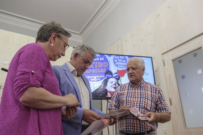 El diputado de Cultura, Juventud y Deportes, José María Bravo; la alcaldesa de Fuentepelayo, Alba Sanz, y el presidente de la Asociación Taller Cultural de Fuentepelayo y organizador, Juan Cruz, en la presentación de la Muestra de Teatro Especial.