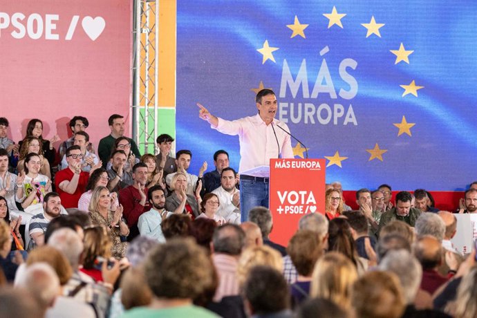 El secretario general del PSOE y presidente del Gobierno, Pedro Sánchez, participa en un acto de campaña, en el Pabellón de las Naciones de la Feria Internacional de Muestras de Asturias FIDMA, a 3 de junio de 2024, en Gijón, Asturias (España). Sánchez 