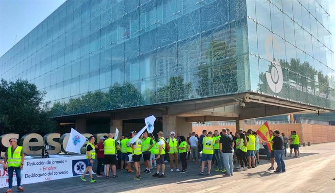 Concentración de los trabajadores del servicio de transporte sanitario de Castilla-La Mancha convocada por la Federación de Servicios de USO, frente a los servicios centrales del Sescam.