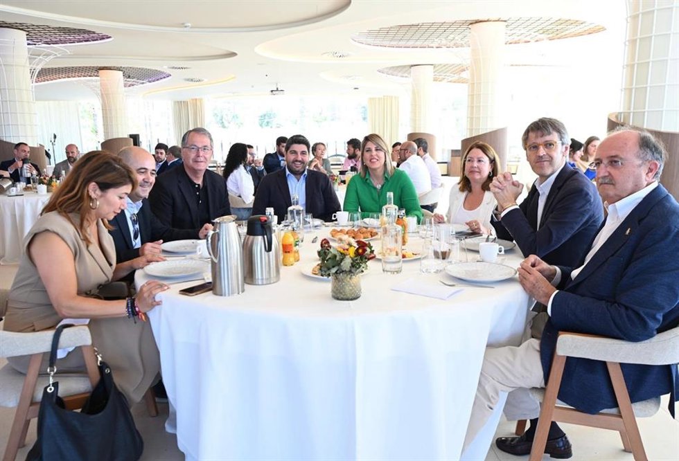 Fernando López Miras, Nicolás Pascual de la Parte y Noelia Arroyo mantiene un encuentro con representantes de empresas del sector de la seguridad y la defensa