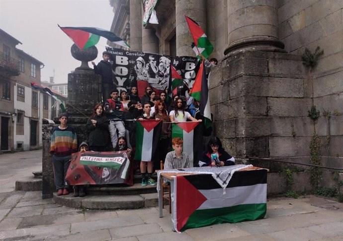 Los estudiantes encerrados por Palestina en la USC ofrecen una rueda de prensa en la entrada de la Facultade de Historia