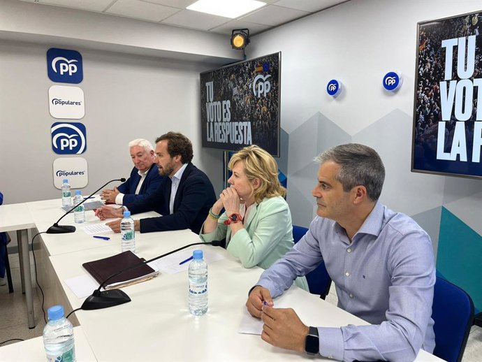 La eurodiputada Pilar del Castillo, flanqueada por el candidato Borja Giménez Larraz y Javier Martínez.