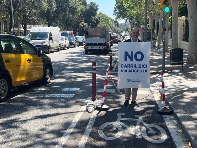 Sirera amb un cartell en contra del carril bici de la Via Augusta