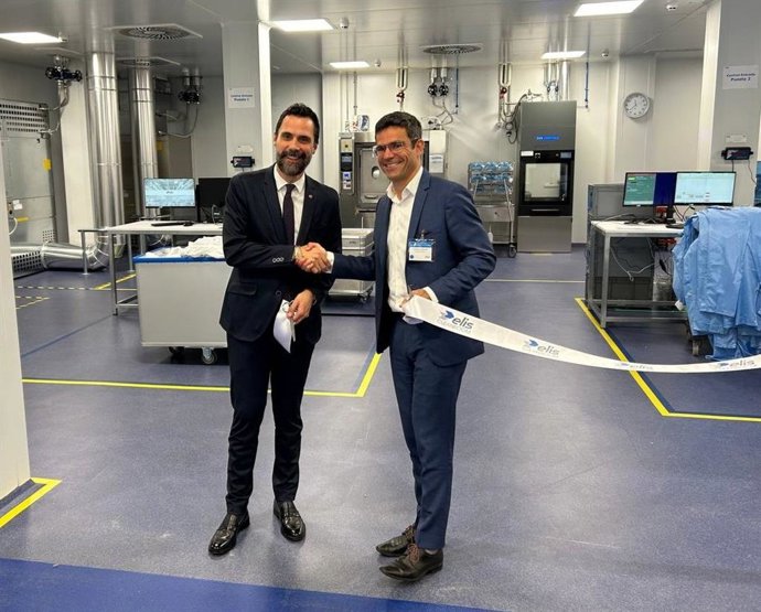 El conseller de Empresa y Trabajo en funciones, Roger Torrent y el director general de Elis en España, Mathieu Chapelle.
