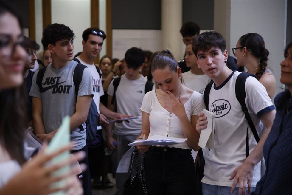 Alumnos se preparan para entrar a un examen de Selectividad en el Campus Ciutadella de la UPF, en Barcelona