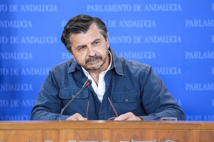 El portavoz del Grupo Parlamentario Popular, Toni Martín, durante la ronda de ruedas de prensa de portavoces de los grupos parlamentarios en el Parlamento de Andalucía, a 5 de junio de 2024 en Sevilla (Andalucía, España). Los portavoces de los grupos parl