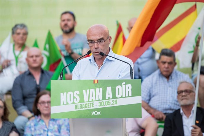 El candidato de Vox al Parlamento Europeo, Jorge Buxadé, en un mitin. 