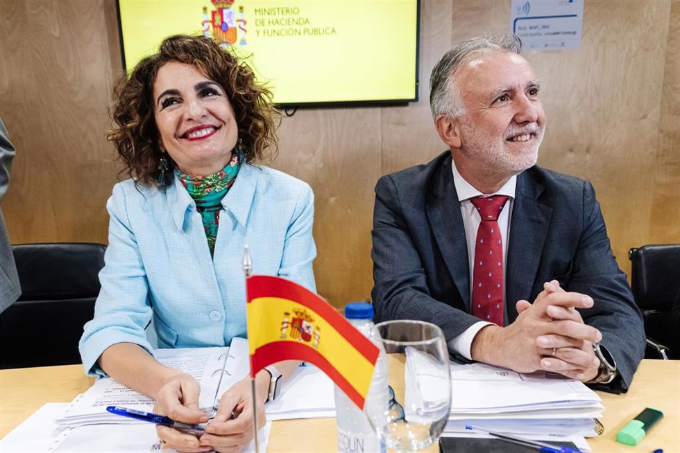 Archivo - La  ministra de Hacienda, María Jesús Montero y el de Política Territorial y Memoria Democrática, Ángel Víctor Torres, en un acto público 