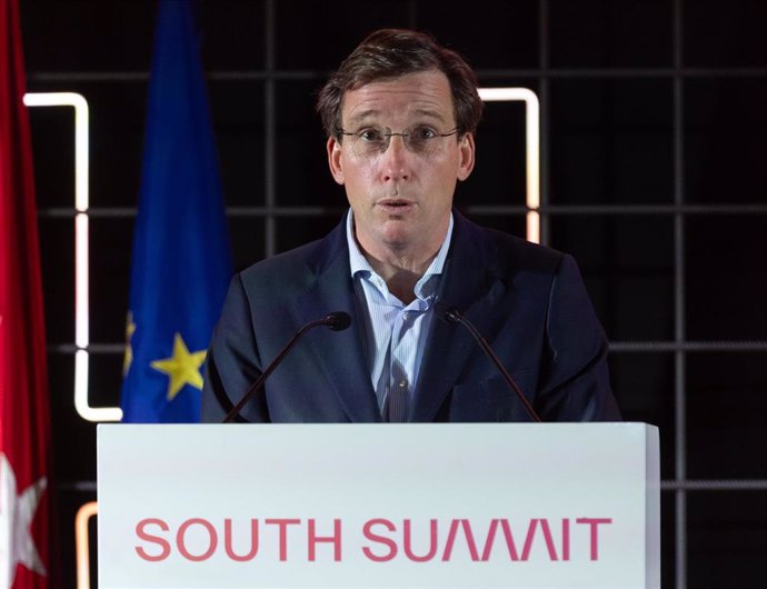 El alcalde de Madrid, José Luis Martínez-Almeida, interviene durante la primera jornada de la décimo tercera edición del South Summit Madrid 2024, en La Nave