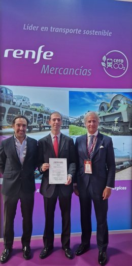 Los responsables de Harinera Vilafranquina reciben el certificado.