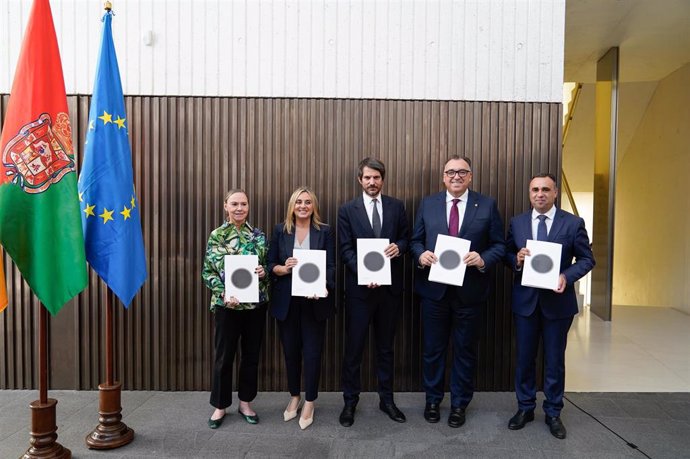 Laura García-Lorca, la alcaldesa de Granada, Marifrán Carazo, el ministro de Cultura, Ernest Urtasun, el consejero de Turismo, Arturo Bernal, y el presidente de la Diputación, Francis Rodríguez