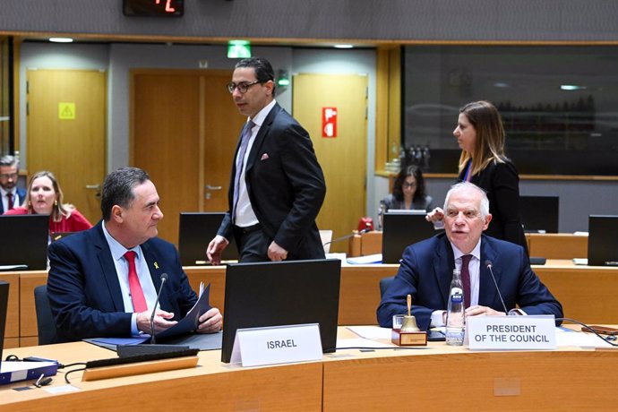 Archivo - HANDOUT - 22 January 2024, Belgium, Brussels: Israel's Foreign Minister Israel Katz (L) and Josep Borrell (R), EU High Representative for Foreign Affairs and Security Policy, attend the EU Foreign Affairs Council meeting with the Foreign Ministe