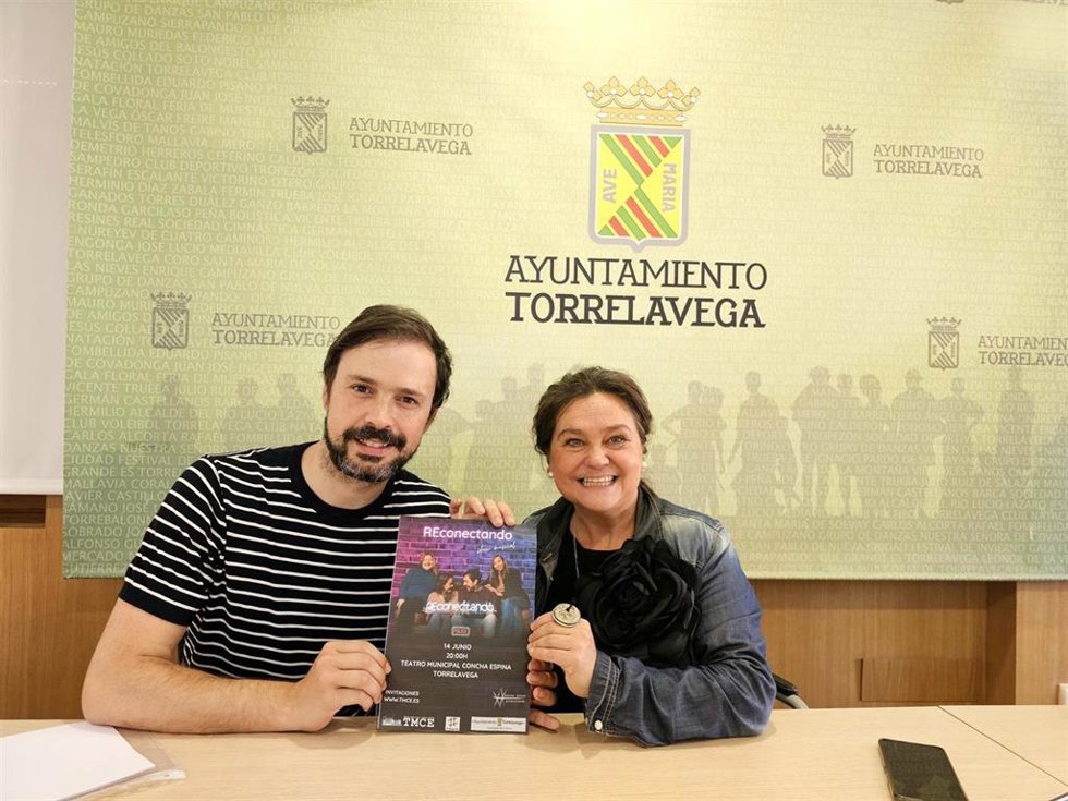 El productor Adrián Alonso y la concejala de Cultura, Esther Vélez, presentan el musical 'Reconectando'