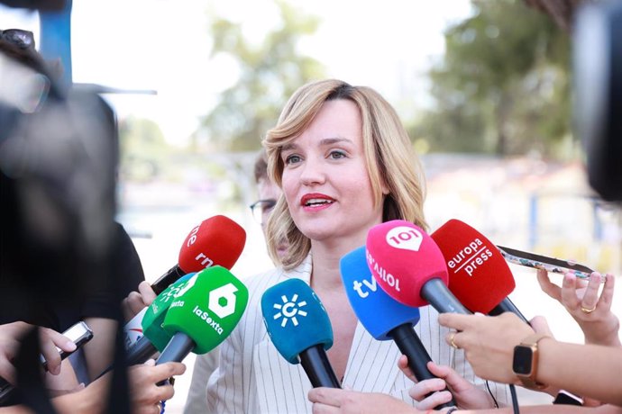 La ministra de Educación y portavoz del Gobierno, Pilar Alegría, atiende a los medios en Sevilla.