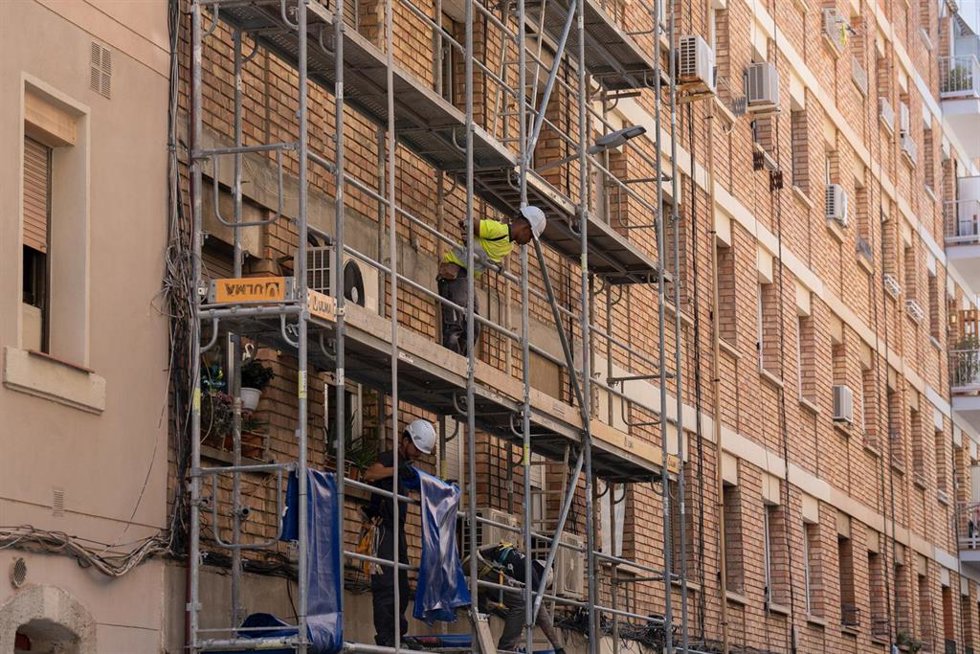Archivo - Un obrero subido a los andamios de una obra, a 17 de mayo de 2023, en Barcelona, Cataluña (España). 