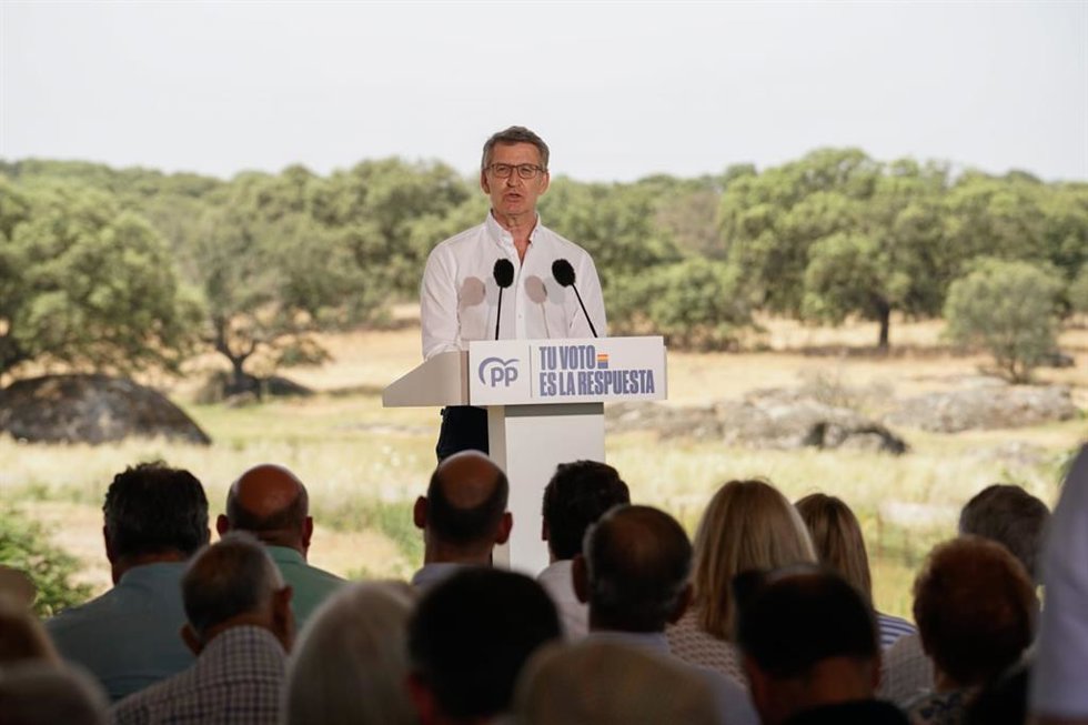 El líder del PP, Alberto Núñez Feijóo, ofrece un mitin en Torremocha (Cáceres) junto a la presidenta de la Junta de Extremadura, María Guardiola.