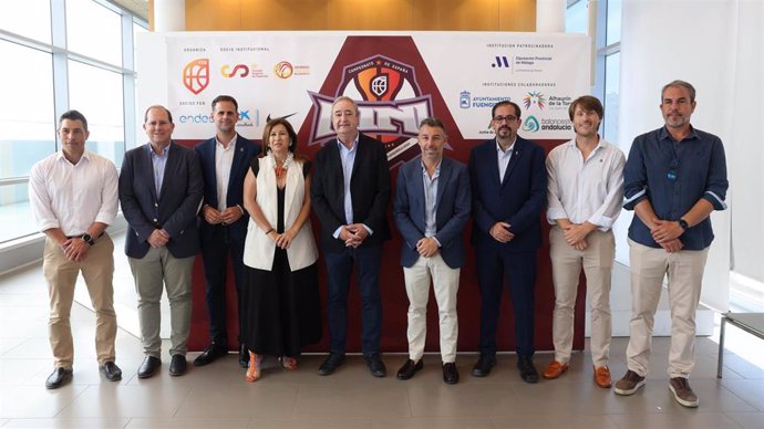 El diputado provincial de Deportes, Juan Rosas y la delegada de Deportes de la Junta, Gemma del Corral, junto a representantes de las federaciones de baloncesto, de los ayuntamientos anfitriones y de varios clubes participantes en la competición.