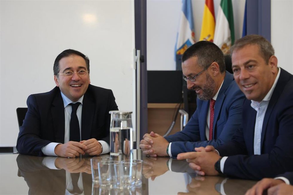 El ministro de Exteriores, José Manuel Albares, reunido con el alcalde de La Línea, Juan Franco, en el Ayuntamiento.