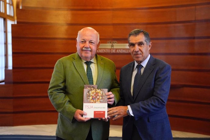 El presidente del Parlamento de Andalucía, Jesús Aguirre, y el presidente del Tribunal Superior de Justicia de Andalucía (TSJA), Lorenzo del Río, este miércoles con la Memoria 2023 del órgano judicial.