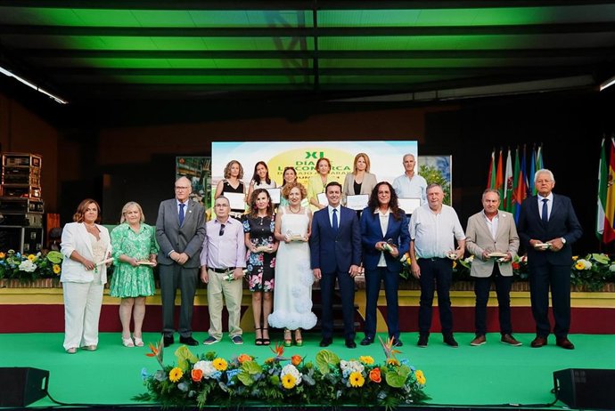 El presidente de la Diputación de Almería, Javier Aureliano García, junto con los homenajeados en el acto conmemorativo de la Comarca del Bajo Andarax.