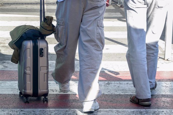 Archivo - Un hombre con una maleta a la salida del aeropuerto Adolfo Suárez-Madrid Barajas, a 4 de agosto de 2023, en Madrid (España). E 