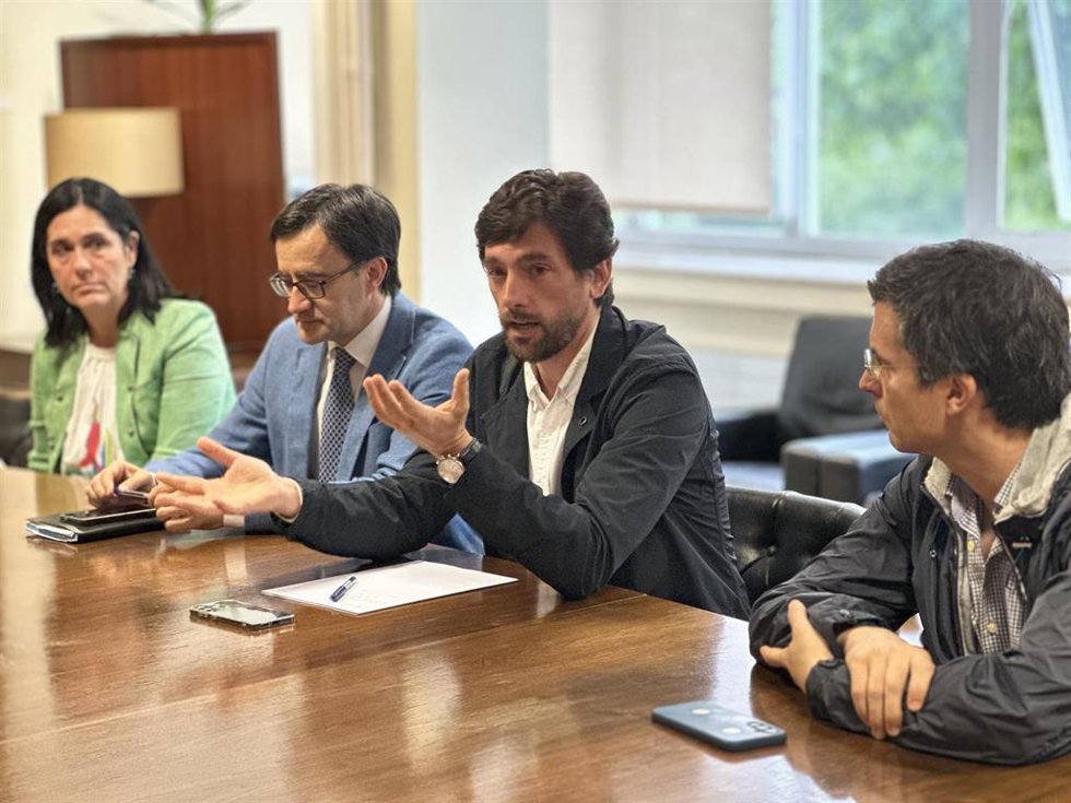 Dirigentes del PP durante su visita a la Facultade de Dereito.