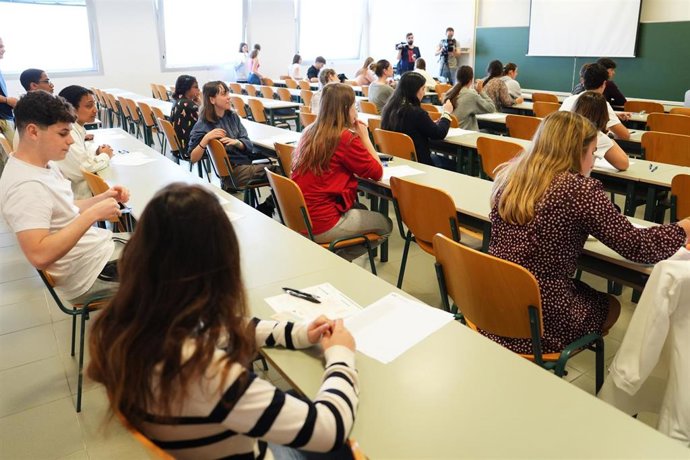 Estudiantes se examinan durante el primer día de las pruebas de la Evaluación del Bachillerato para el Acceso a la Universidad (EBAU), en la Universidad de Cantabria, a 5 de junio de 2024, en Santander