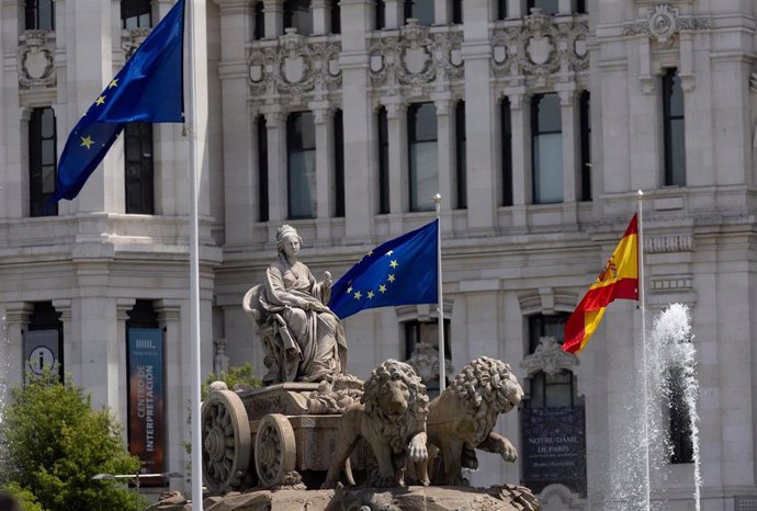 Bandera de la Unión Europea, en la plaza de Cibeles, a 9 de mayo de 2024, en Madrid (España). La fuente de Cibeles ondea la bandera de la Unión Europea, además de iluminar con los colores de la bandera varios edificios del centro de Madrid, otras ciudades
