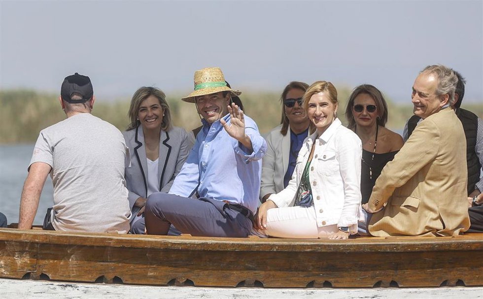Los miembros del Consell, en un paseo en barca por l'Albufera tras el pleno