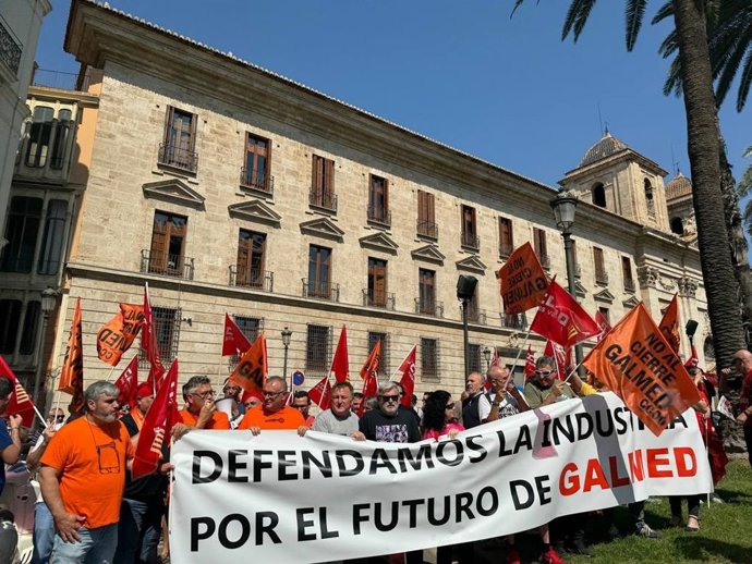 Concentració de la plantilla de ThyssenKrupp Galmed davant de Delegació de Govern