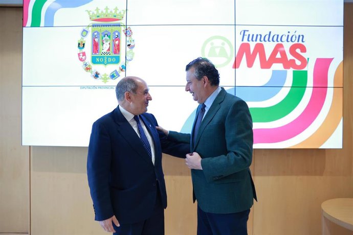 El presidente del Grupo MAS y su homólogo en la Diputación se saludan antes de un encuentro en la sede provincial.