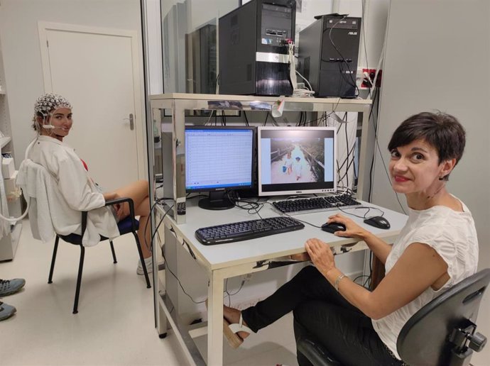 La investigadora principal del equipo de Neurodinámica y Psicología Clínica de la Universitat de les Illes Balears, Inmaculada Riquelme, en el laboratorio donde se han hecho las pruebas que relacionan las emociones con los trastornos del neurodesarrollo.