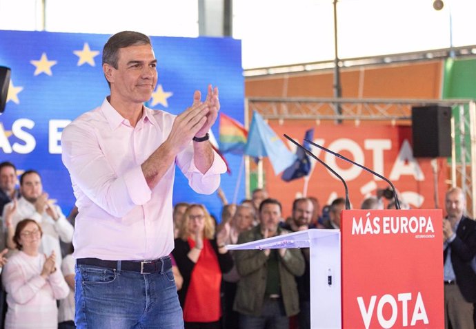 El secretario general del PSOE y presidente del Gobierno, Pedro Sánchez, participa en un acto de campaña, en el Pabellón de las Naciones de la Feria Internacional de Muestras de Asturias FIDMA, a 3 de junio de 2024, en Gijón, Asturias (España). Sánchez se