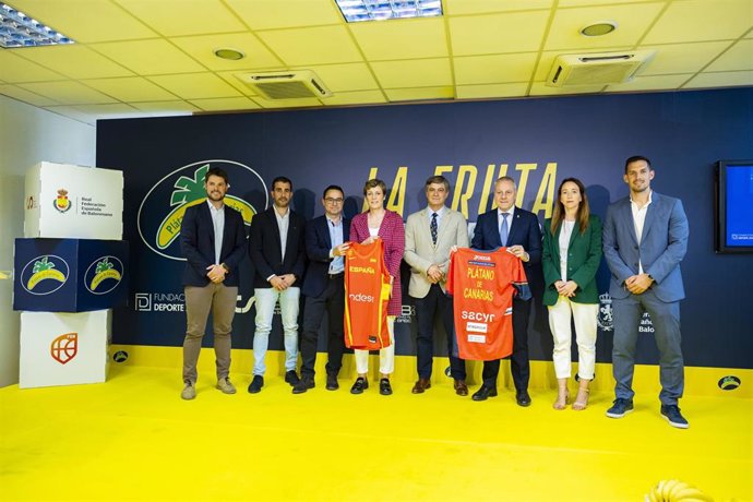 Foto de familia tras la presentación de la alianza de Plátano de Canarias con la FEB, la RFEBM, la FDJ y la Fundación Nereu