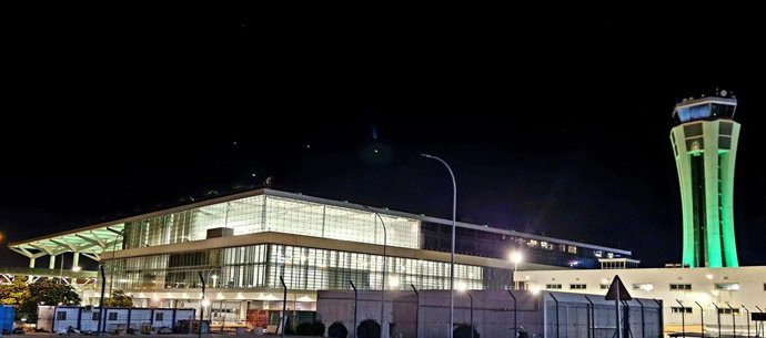 Aeropuerto de Málaga iluminado de verde por el Día Mundial del Medio Ambiente