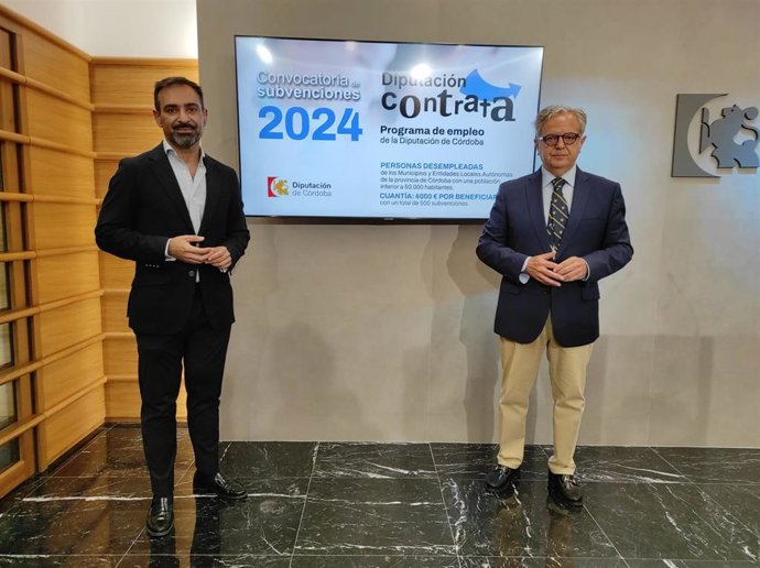 El presidente de la Diputación, Salvador Fuentes (dcha.) y el delegado de Desarrollo Económico, Promoción y Empleo, Félix Romero, en la presentación de 'Diputación Contrata'.