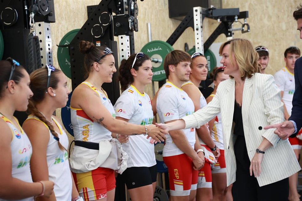 La ministra de Educación, Formación Profesional y Deportes, Pilar Alegría, saluda a los deportistas en su visita al Centro de Alto Rendimiento de Sevilla. A 05 de junio de 2024, en Sevilla (Andalucía, España). La ministra de Educación, Formación Profesi