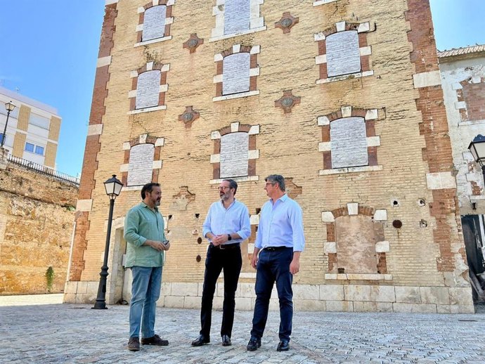 Adolfo Molina con representantes del PP en Puente Genil.