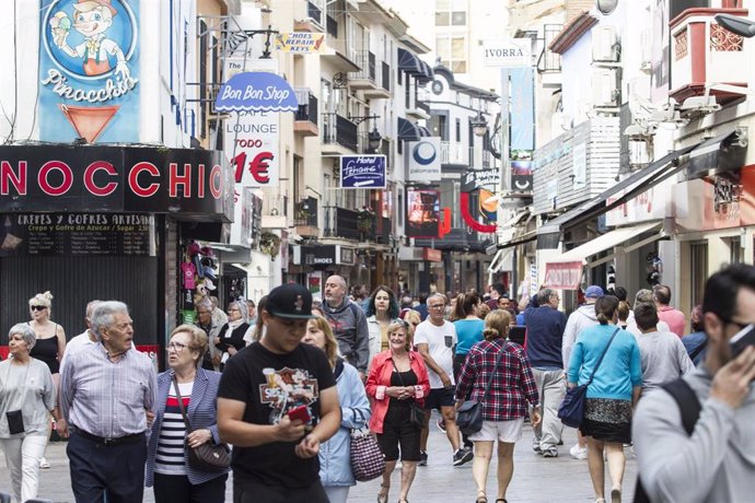 Archivo - Una calle de Benidorm próxima al paseo marítimo llena de turistas durante las vacaiones de Semana Santa