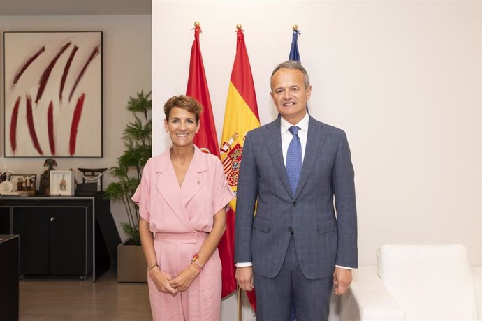 La presidenta del Gobierno de Navarra, María Chivite, con el nuevo presidente de CEN, Manuel Piquer