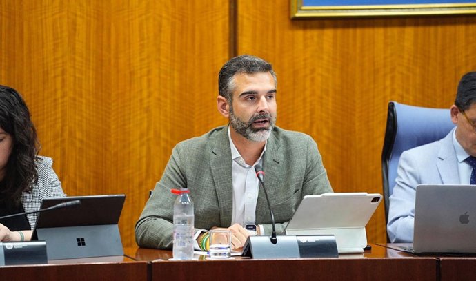 El consejero de Sostenibilidad, Medio Ambiente y Economía Azul, Ramón Fernández-Pacheco, en sede parlamentaria.