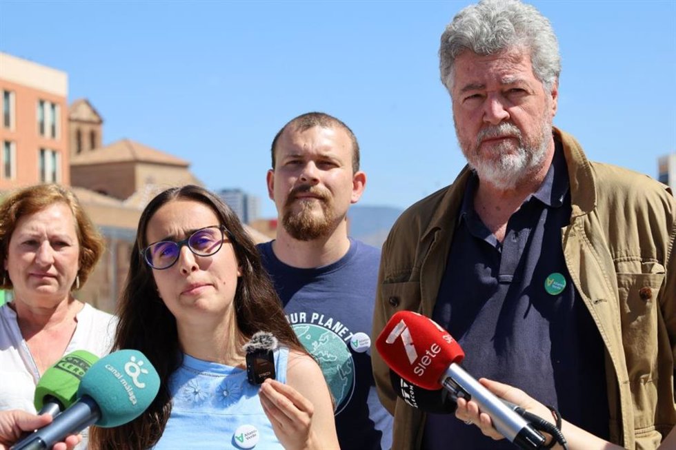 El coordinador federal de Alianza Verde, Juantxo Uralde, interviene en un acto junto a la candidata a las europeas por Podemos, Alba Ramos solano; la coordinadora local del partido verde, Carmen Molina, y militantes de ambas formaciones.