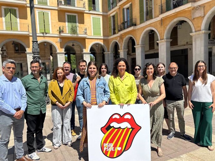 La candidata socialista de Baleares al Parlamento Europeo, Alícia Homs, en un acto de campaña del 9J en la plaza Major de Palma.