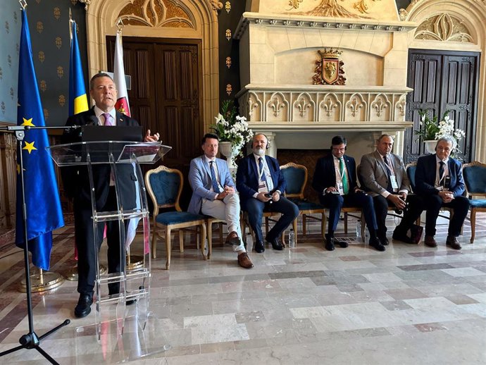 El presidente de Castilla-La Mancha, Emiliano García-Page, interviene, en Iasi, en la sesión plenaria de la AREV que se celebra en el Palacio de Cultura de Iasi, en Bulevardul Ștefan cel Mare și Sfânt 1.